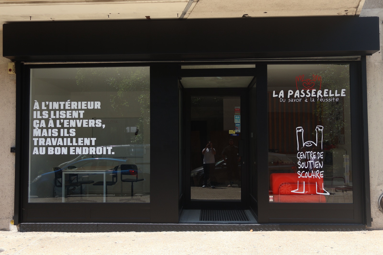 Devanture du centre de soutien scolaire La Passerelle, 15 avenue Jean Laugère à Arnouville