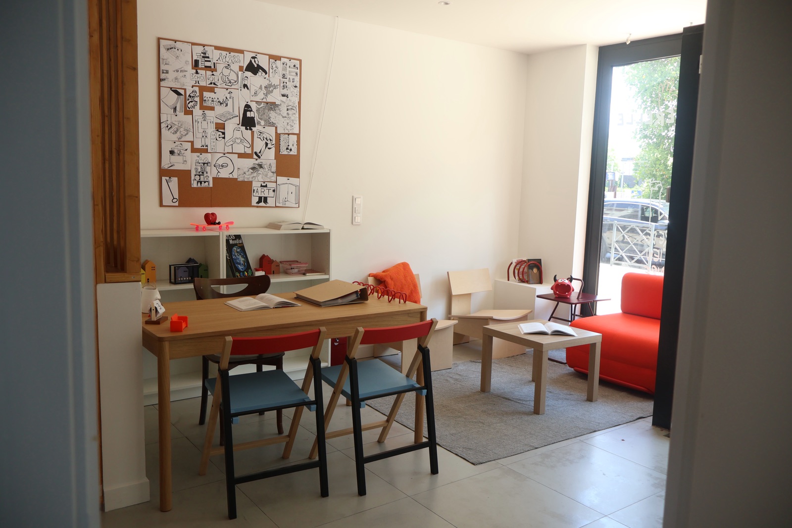 Espace d'accueil et de travail du centre La Passerelle à Arnouville, avec vue sur la rue