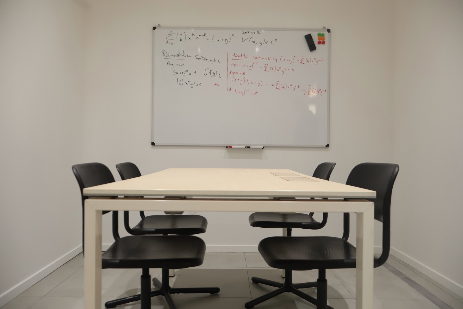 Salle de cours de La Passerelle à Arnouville : un tableau blanc et une table pour un petit groupe d'élèves