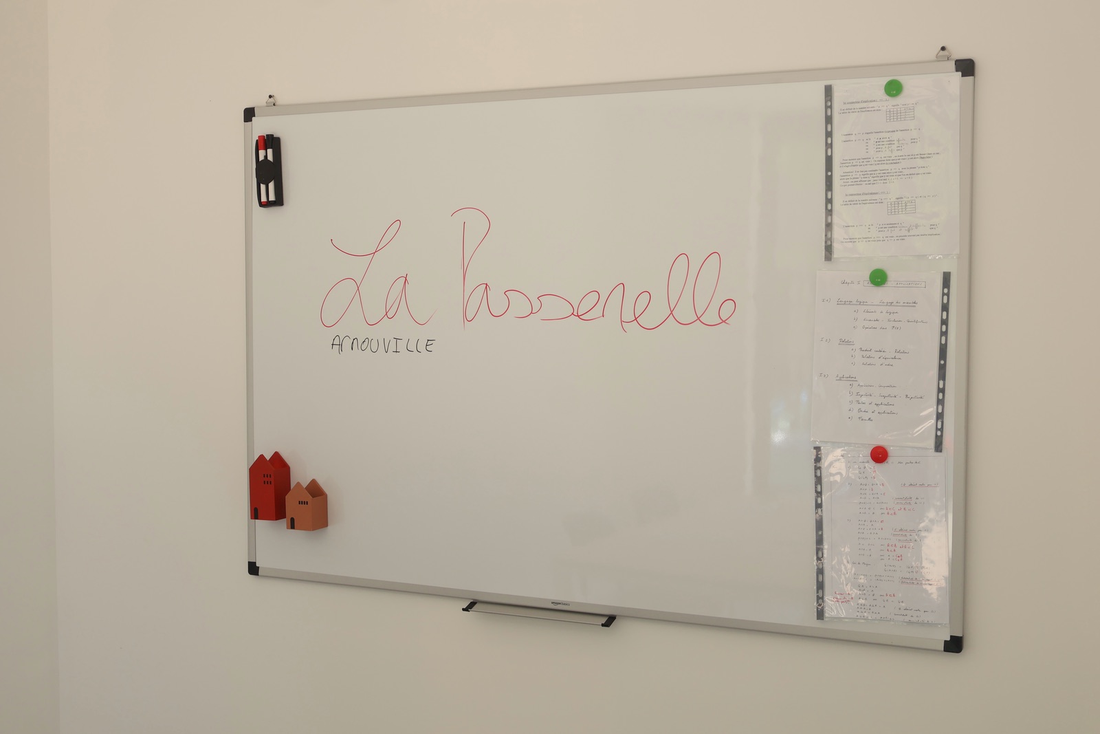 Tableau blanc du centre avec l'inscription « La Passerelle Arnouville »